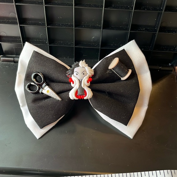 Disneys 101 Dalmatians Cruella bow - Picture 1 of 4
